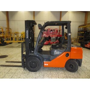 Дизельный погрузчик Toyota 02-8 FD F 30, год 2015 - AFF6A08F