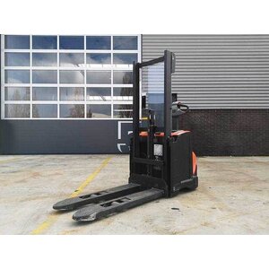Ручной штабелёр Toyota SWE100, год 2011 - 48822F7A