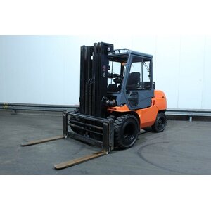 Дизельный погрузчик Toyota 7-FD45, год 2009 - 9304B591