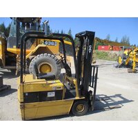 Складской погрузчик Caterpillar F30 sähkötrukki, 2A6212DD 2 Складской погрузчик Caterpillar F30 sähkötrukki, 2A6212DD 2